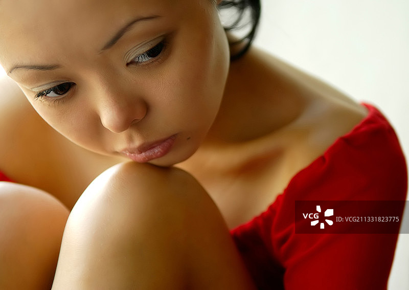 一个美丽的亚洲女人沉思的肖像图片素材