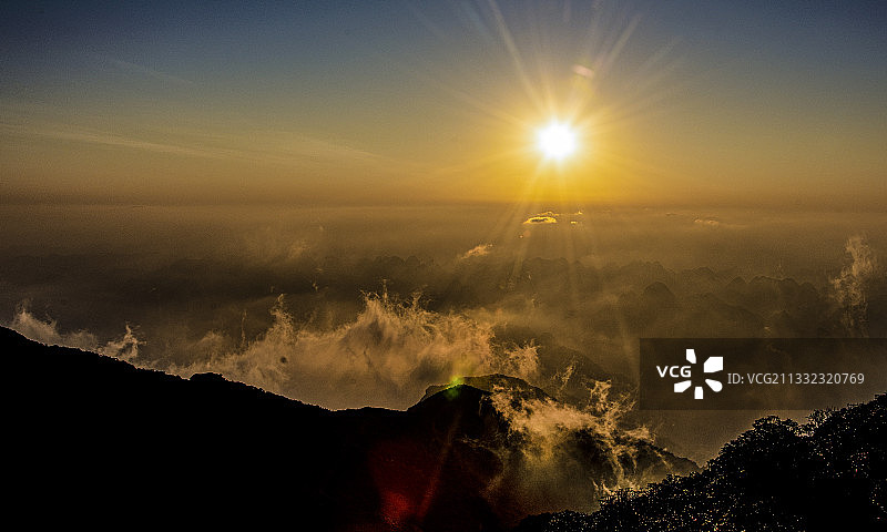 2020年12月30日天井山上的日落时分。图片素材