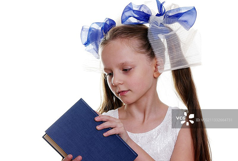 特写的女孩与书的白色背景图片素材