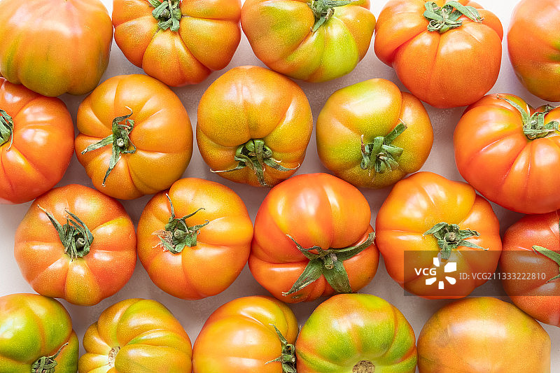 全框拍摄的西红柿在市场上出售图片素材