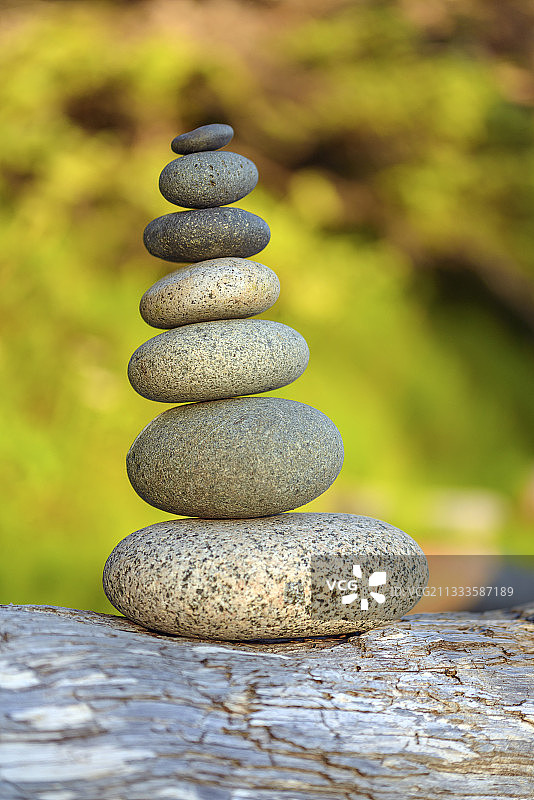 鹅卵石的平衡。托菲诺，温哥华岛，加拿大不列颠哥伦比亚省图片素材