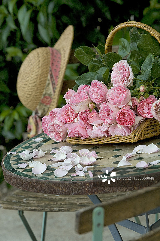 普罗旺斯花园桌上放着一篮粉色玫瑰图片素材