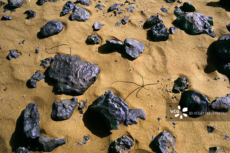 摩洛哥圭尔沙漠中的沙子和岩石图片素材
