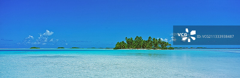 蓝泻湖兰伊罗环礁上有椰子树的岛屿图片素材