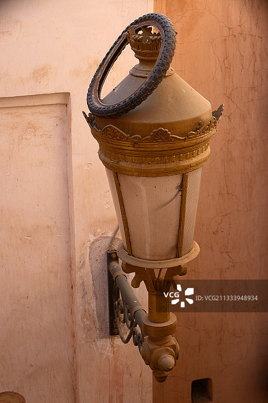 摩洛哥马拉喀什麦地那的一盏灯上的自行车轮胎图片素材