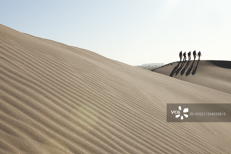 摩洛哥德拉谷沙丘中的步行者图片素材