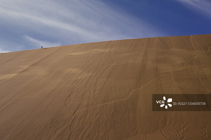 Merzouga沙丘上的人影图片素材
