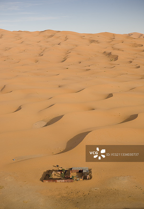 柏柏尔人在摩洛哥Merzouga的沙丘上搭帐篷图片素材