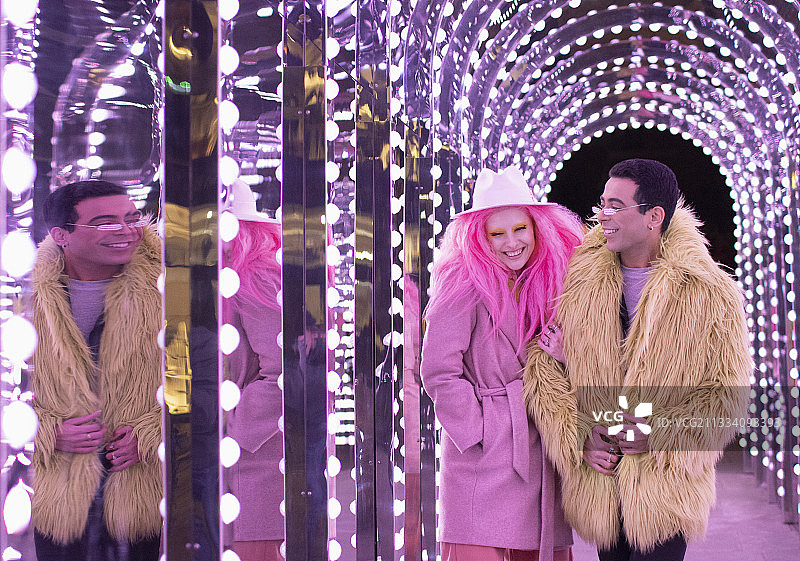 一对时尚的幸福夫妇在拱门灯光下散步图片素材