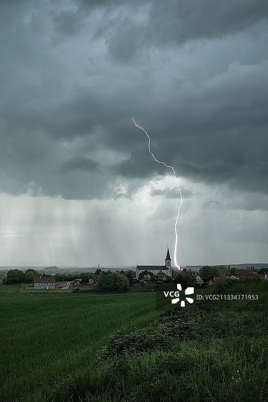 2015年4月26日，Morvan的暴风雨退化。前景是卢瓦尔的圣旺教堂。积极的闪电。图片素材