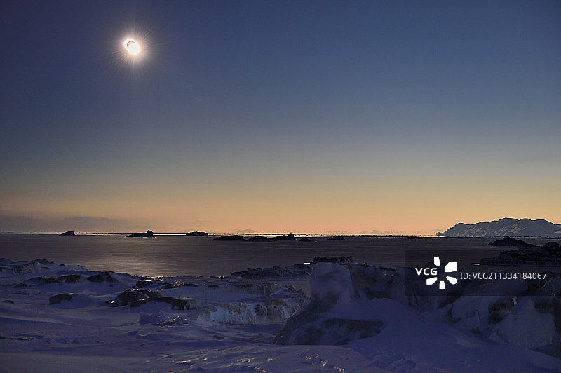 紫外线灯在雪的冰Agardbukta图片素材