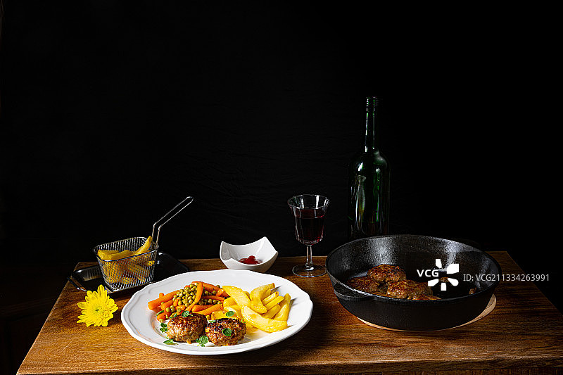 高角度的食物在桌子上的黑色背景图片素材