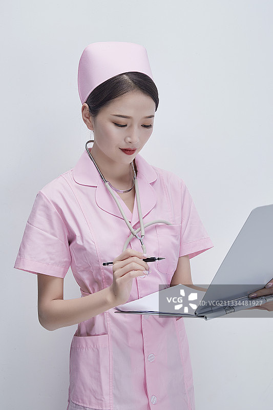 白背景里穿护士服手持病历夹的美女护士图片素材