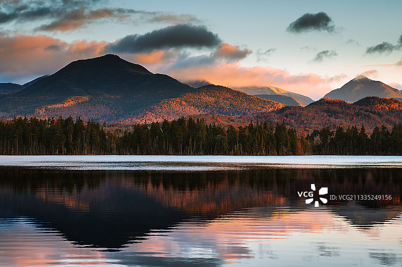 湖的风景由山对天空日落，基恩山谷，美国，纽约，美国图片素材