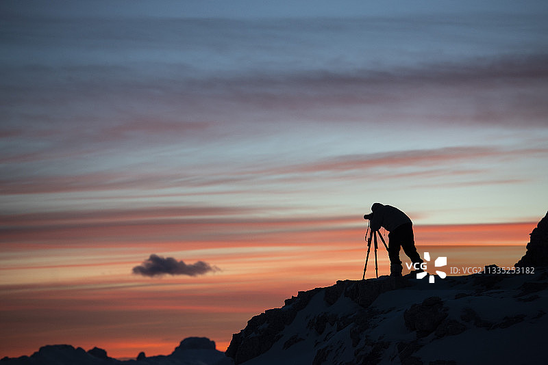意大利拉加祖伊，日落时分，一名男子站在山上拍摄剪影图片素材