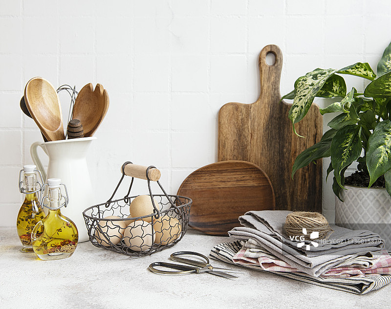 厨房用具在桌子上的特写图片素材