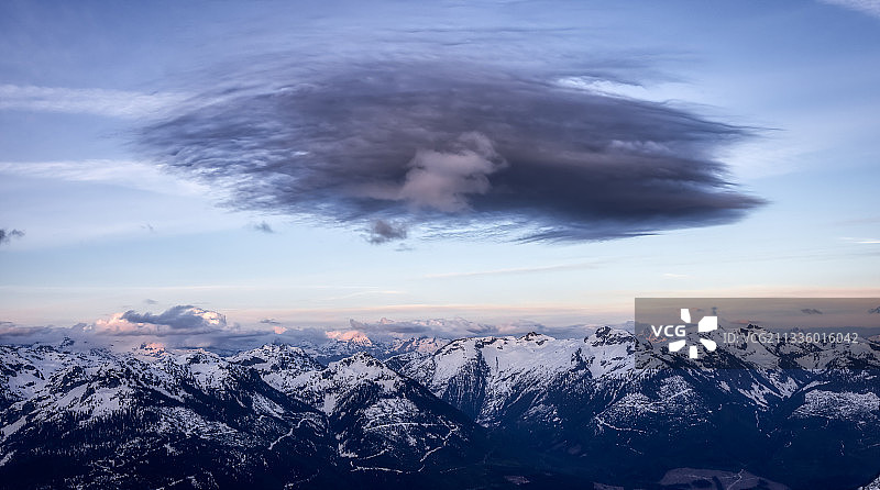 日落时白雪皑皑的山峰图片素材