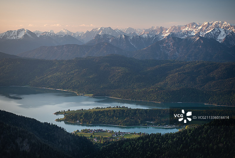 湖和山对天空的风景图片素材