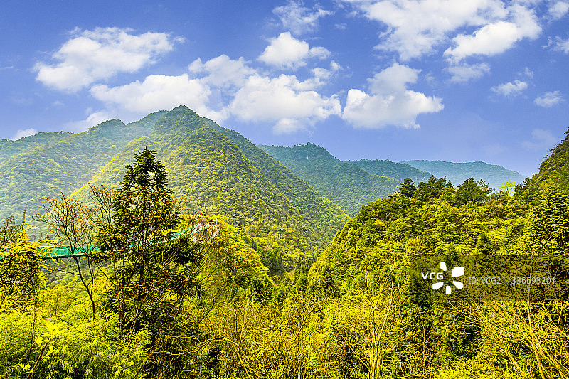 蓝天白云下的贵州省遵义市娄山关景区小尖山图片素材