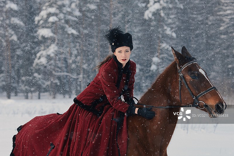 冬天骑马的女人的肖像图片素材