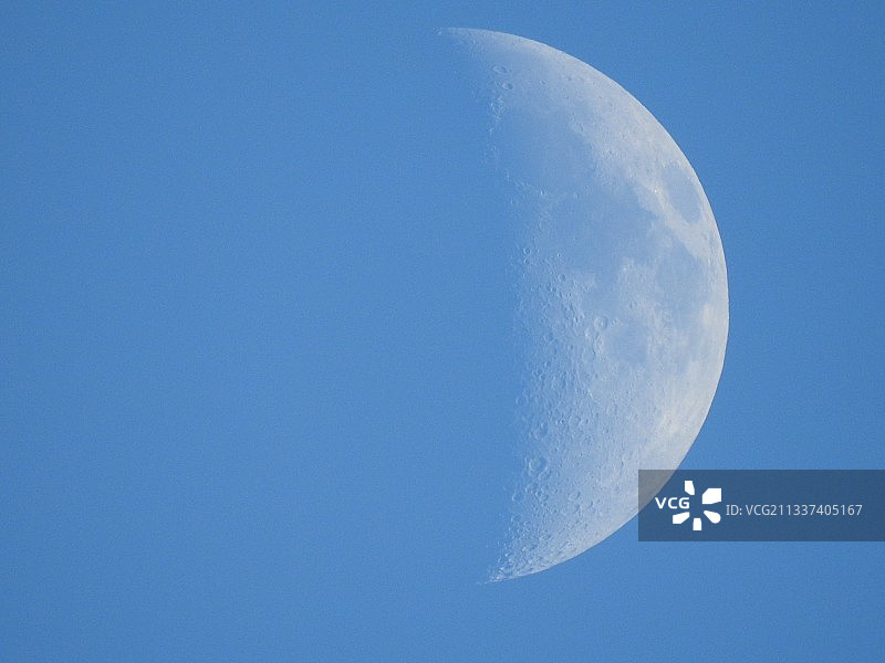 低角度的月亮对清澈的蓝色天空，Lummi岛，华盛顿，美国，美国图片素材