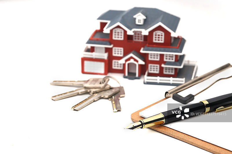 房子别墅模型和钢笔钥匙放在白色背景上图片素材