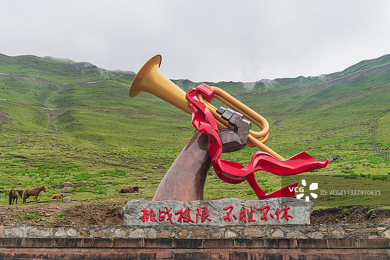 红色 旅游 宝兴 红军 长征 夹金山  雕像 塑像 冲锋号图片素材