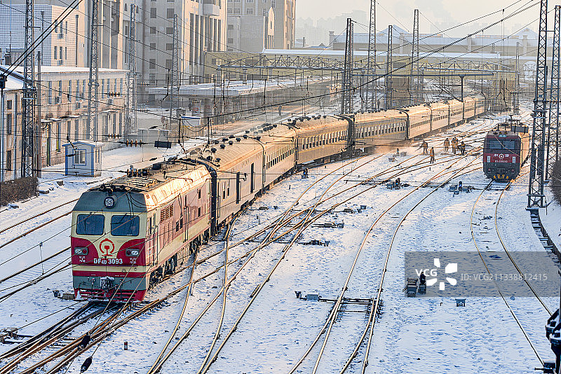 哈尔滨-佳木斯K7007次驶出哈尔滨站图片素材