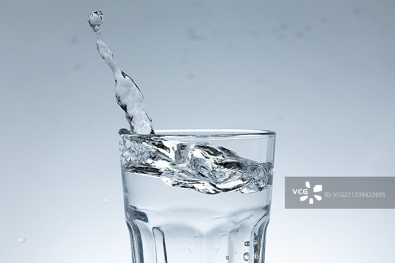 一杯水 玻璃杯 饮用水 水面翻腾图片素材