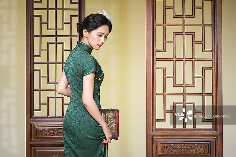 穿旗袍的亚洲女性图片素材