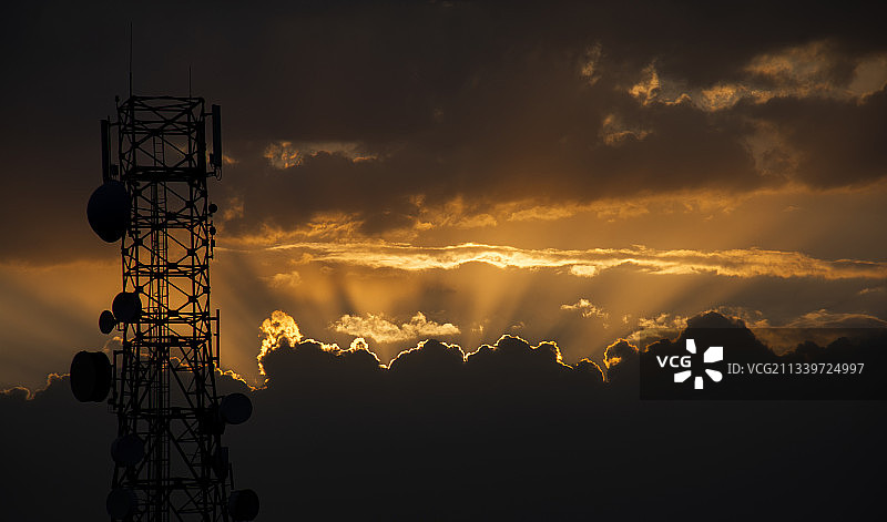 伊朗赞詹省，赞詹省，日落时天空下的通信塔低角度视图图片素材