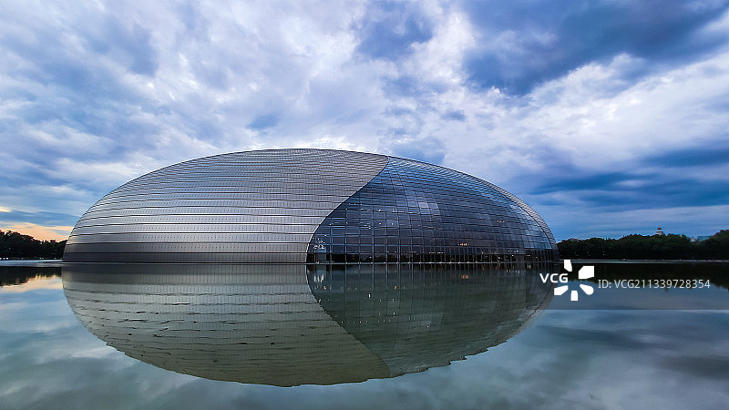北京，傍晚雨云，国家大剧院和她的倒影。图片素材