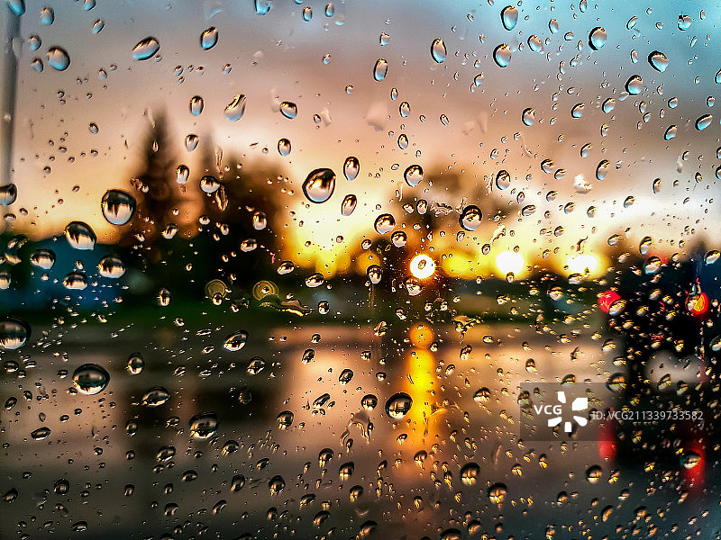 全框拍摄的湿玻璃窗户在雨季，卡尔加里，阿尔伯塔，加拿大图片素材