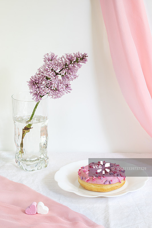 近距离的甜食和鲜花在盘子上的桌子，俄罗斯图片素材