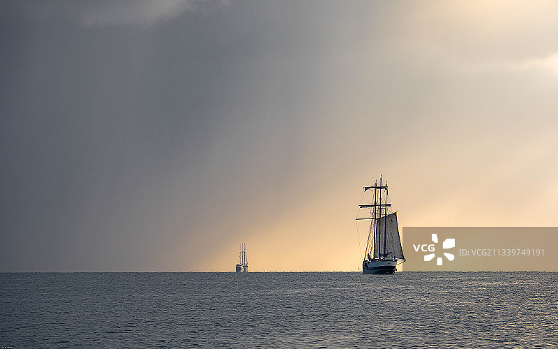 日落时分，海面上帆船的剪影，荷兰图片素材