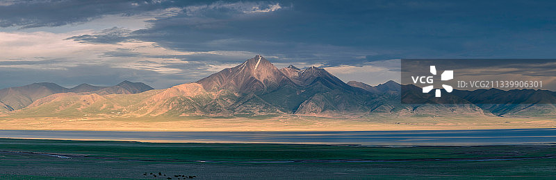 西藏圣湖日照金山图片素材