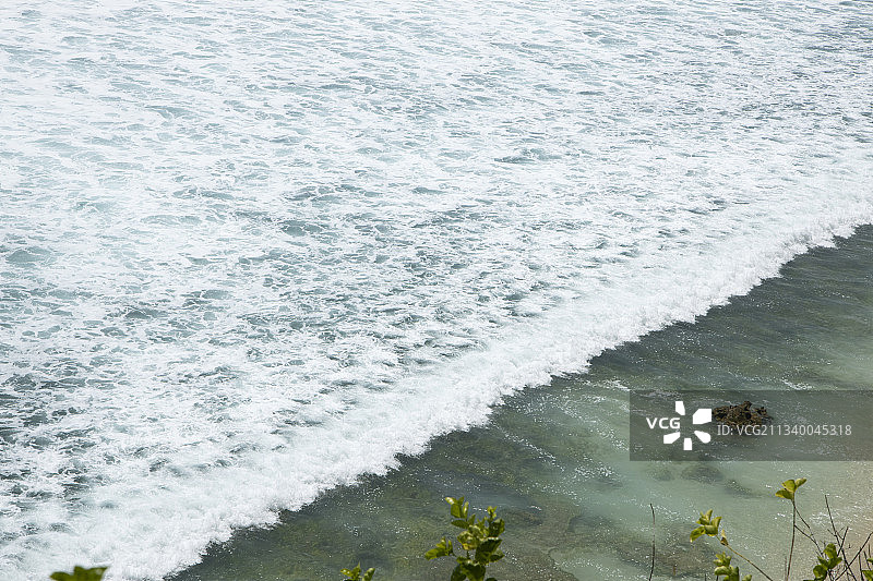印度尼西亚乌鲁瓦图海滩的高角度海景图片素材