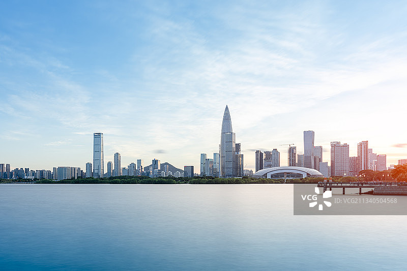 深圳湾和中国华润大厦日落时分风光图片素材