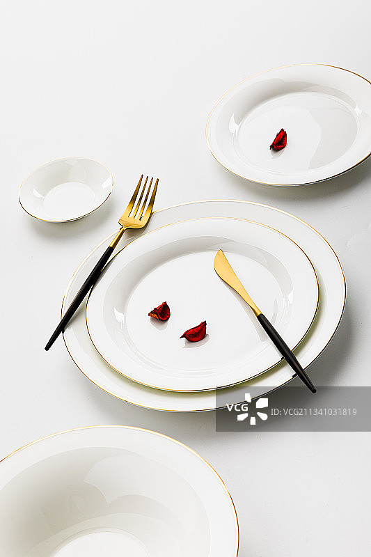 金边陶瓷餐具套装图片素材