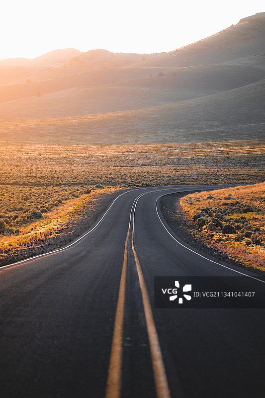 美国俄勒冈州，日落时，空的道路上的风景图片素材