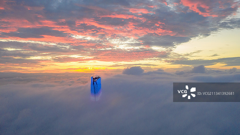 航拍云层上空的夕阳图片素材