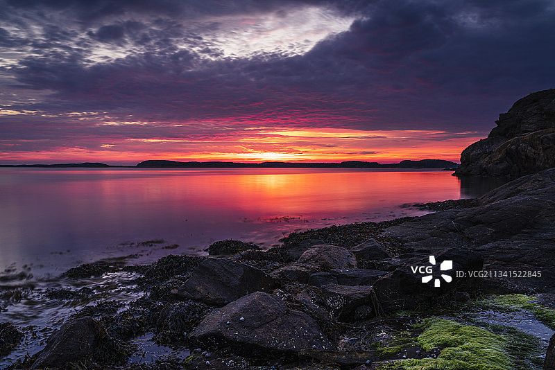 瑞典，格兰德松德，日落时大海与戏剧性的天空的风景图片素材