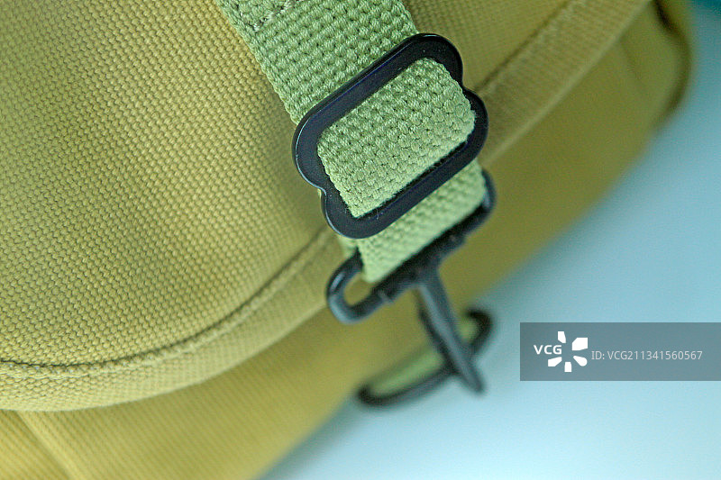 绿色帆布背包锁扣图片素材