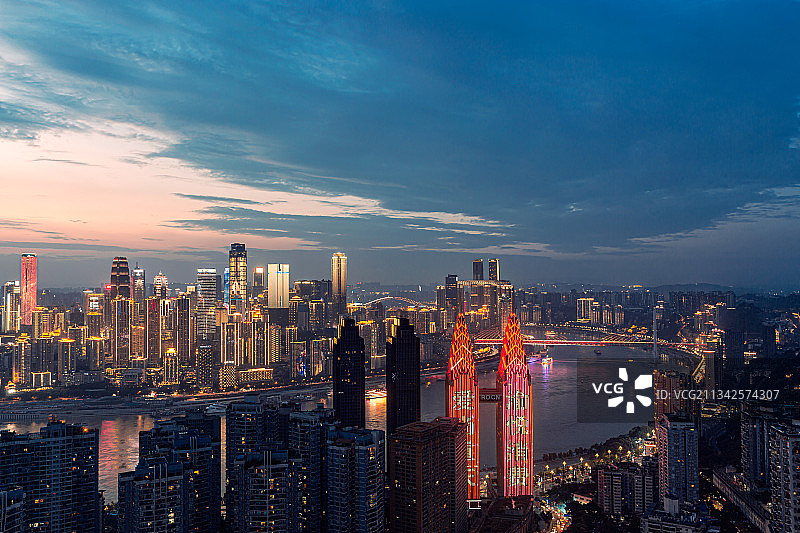 重庆的重庆城市夜景 南滨路喜来登和市中心全景图片素材