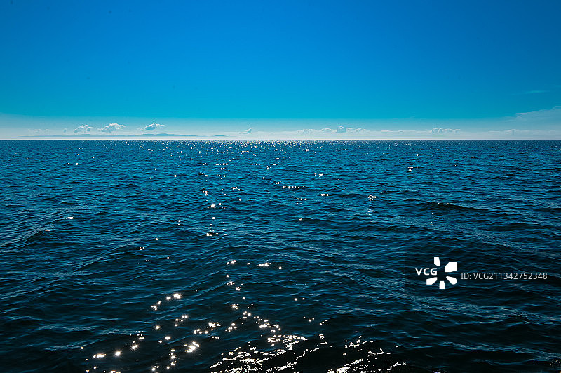 俄罗斯湛蓝的天空衬托下的海景图片素材