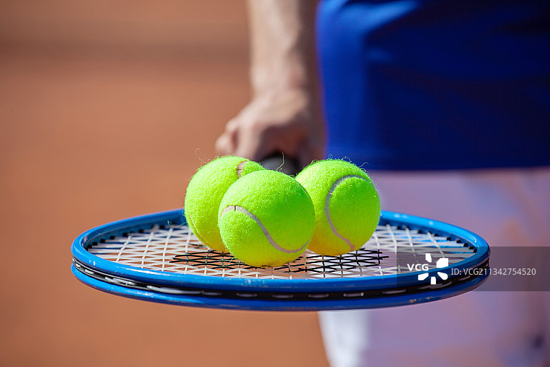 有球拍和球的网球运动员图片素材