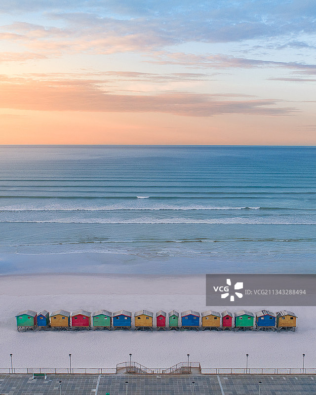 航拍的集装箱船在海对着天空，Muizenberg海滩，南非图片素材