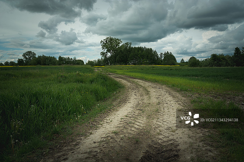 空旷的道路在田野中与天空交相辉映图片素材