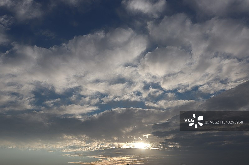 巴西，阳光穿过云层的低角度视图图片素材