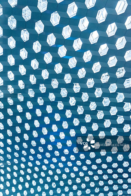 深圳机场的充满韵律的钢结构几何图形，展现后现代艺术风格图片素材